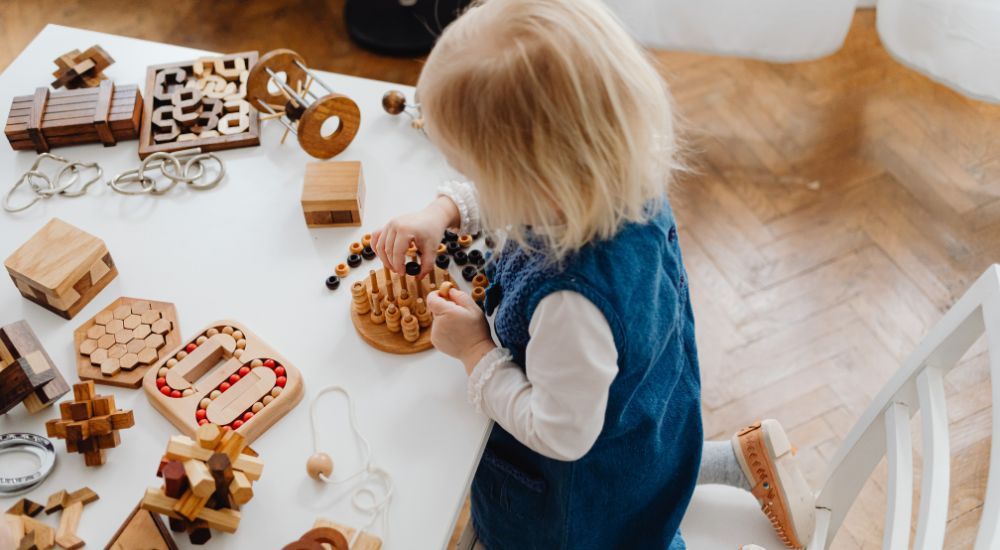 Dziecko budujące wieżę